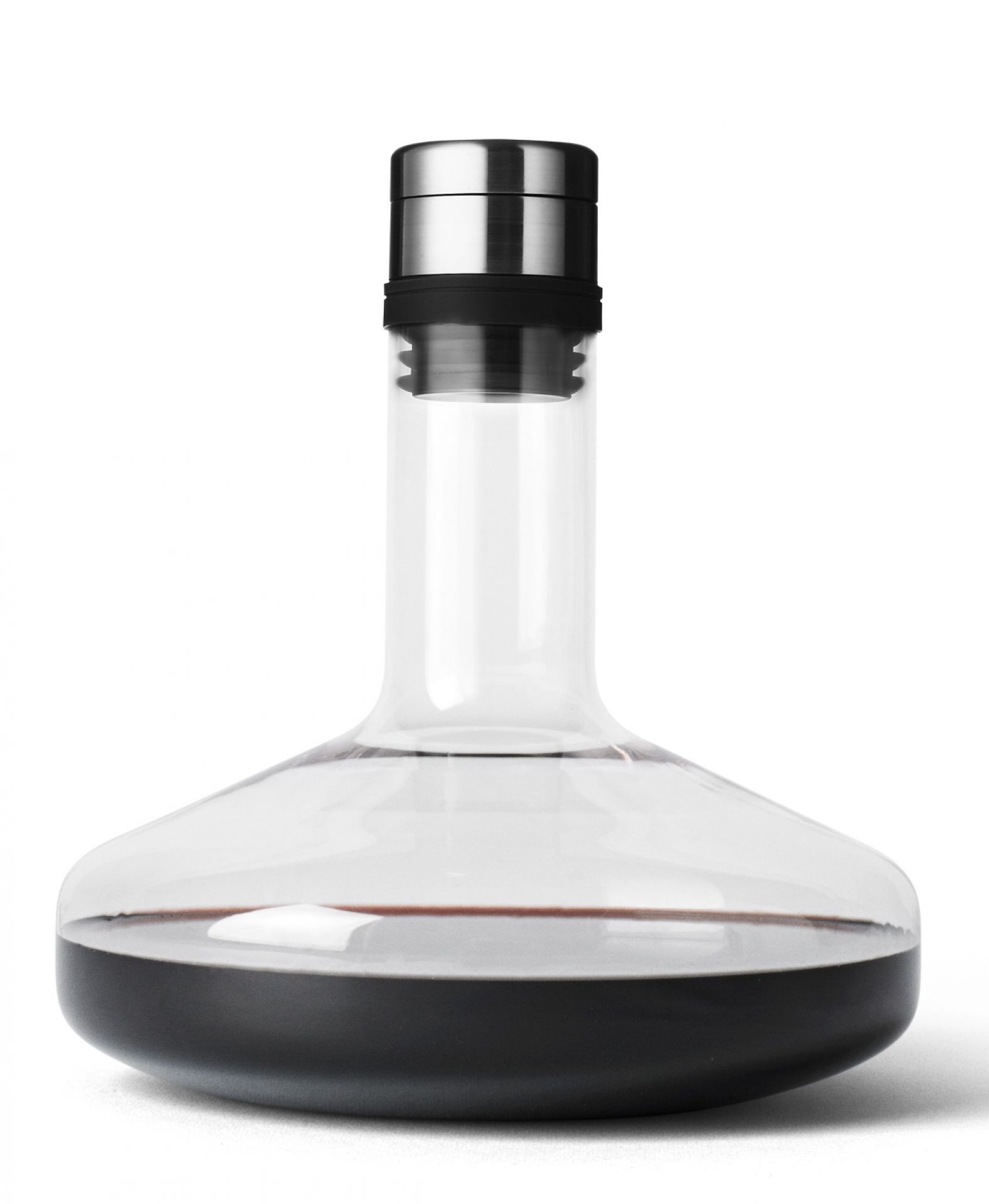 Wine Breather Collection Deluxe Weinkaraffe Audo aus Glas und Edelstahl mit Wein gefüllt.